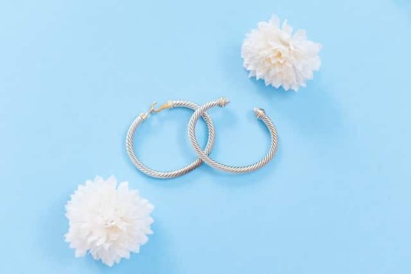 Comment associer des bracelets joncs avec une manche longue bouffante?