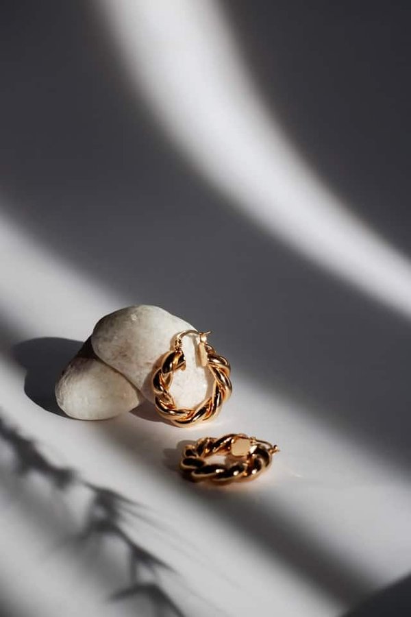 Quelles sont les meilleures façons de porter des bijoux en nacre pour un événement en journée?