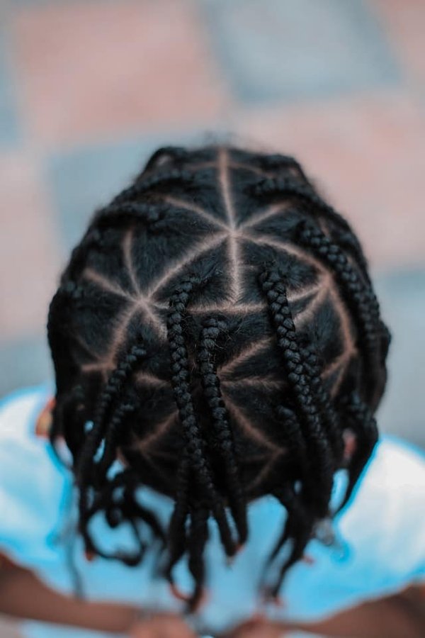 Quelles sont les étapes pour réaliser une tresse africaine soi-même?