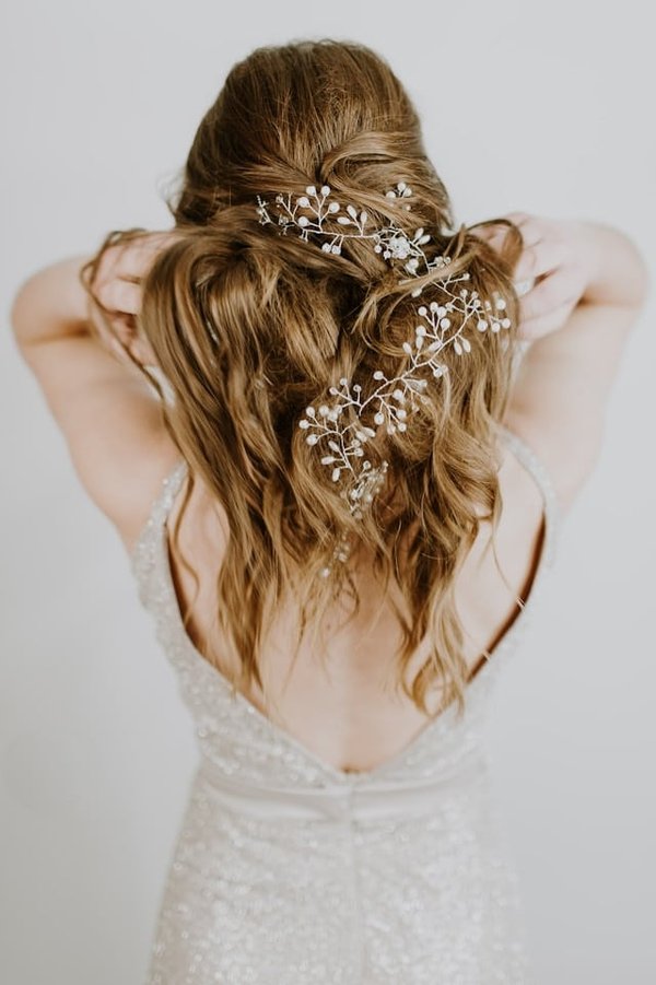 Quels styles de barrettes pour cheveux sont compatibles avec une coiffure de mariage sophistiquée ?