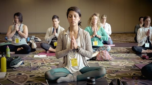 Comment aménager un espace de yoga chez soi pour maximiser la détente et la concentration ?